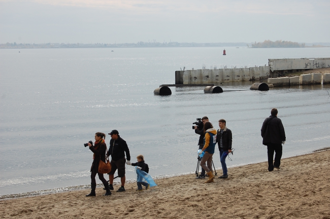 Около 100 саратовцев расчистили набережную возле моста
