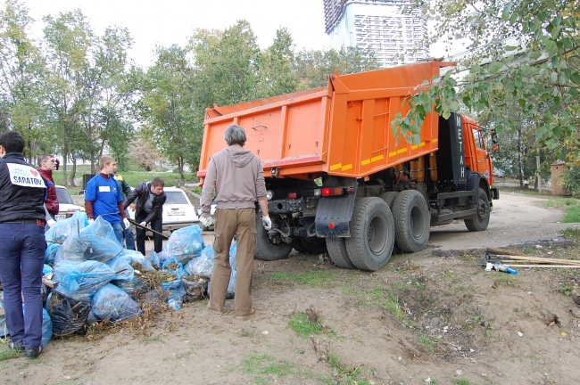 Около 100 саратовцев расчистили набережную возле моста