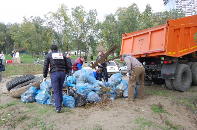 Около 100 саратовцев расчистили набережную возле моста