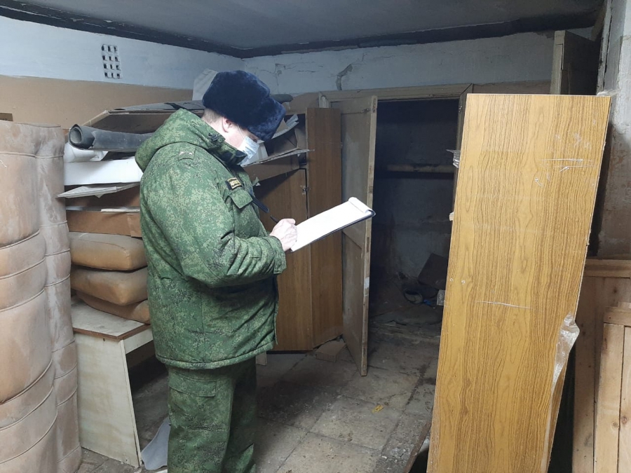 Слесарь обнаружил в подвале на Емлютина труп неизвестного