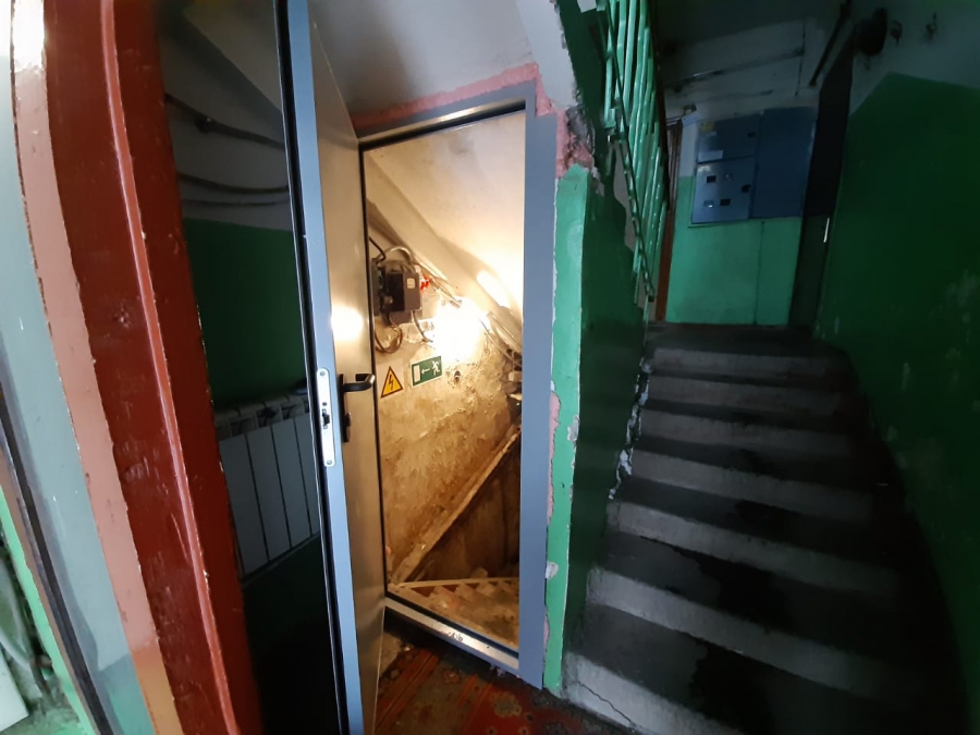 Слесарь обнаружил в подвале на Емлютина труп неизвестного