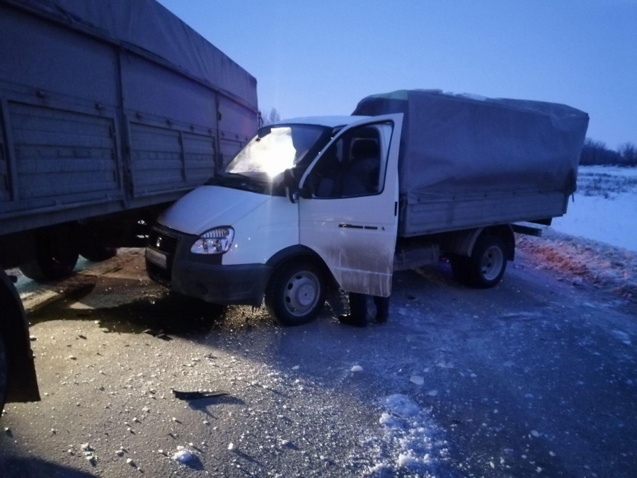 Под Пугачевом пассажирка грузовика пострадала в массовой аварии