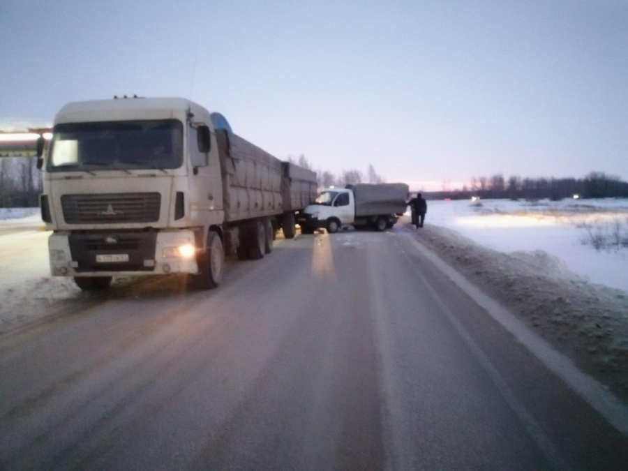 Под Пугачевом пассажирка грузовика пострадала в массовой аварии
