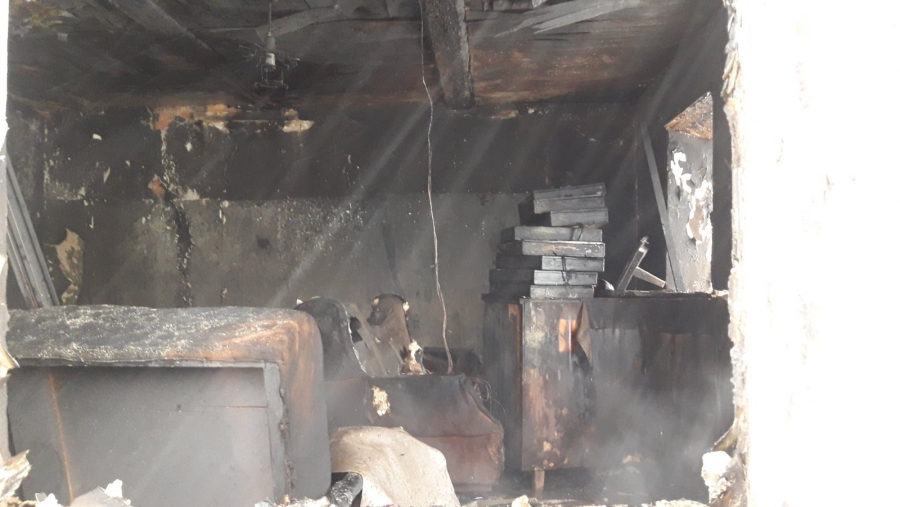 Житель Бобылевки не успел выбраться из дома и сгорел возле двери