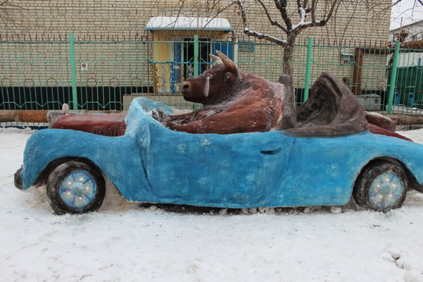 В Энгельсе зэки слепили быка за рулем кабриолета из снега и льда