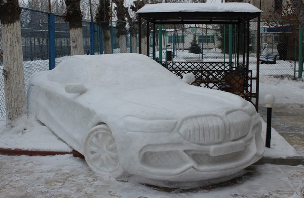 В Энгельсе зэки слепили быка за рулем кабриолета из снега и льда