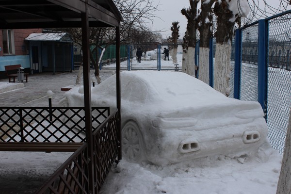 В Энгельсе зэки слепили быка за рулем кабриолета из снега и льда