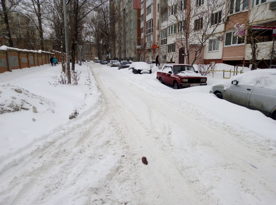 Почему без снега. Улица Академика Бочвара зимой. Улица поселка в снегу. Заваленные снегом улицы. Улица в снегу в поселке России.