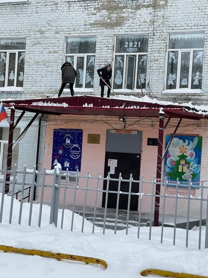В Саратове директор и учитель чистили снег с крыши школы. Проведена проверка