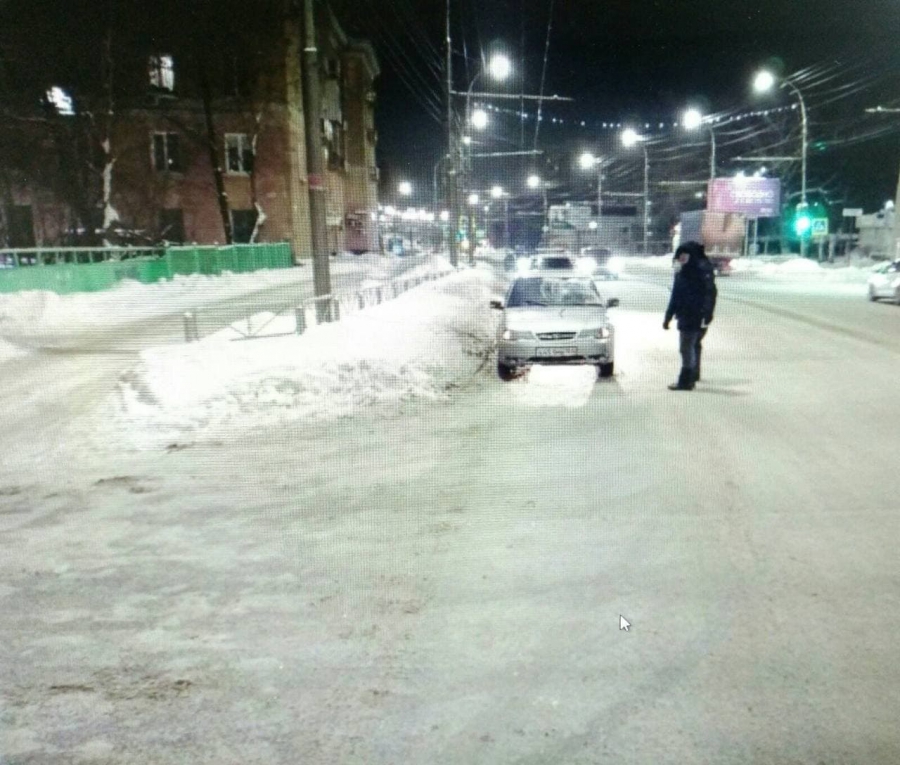 В Саратове пешеход перешел дорогу в неположенном месте и попал под машину