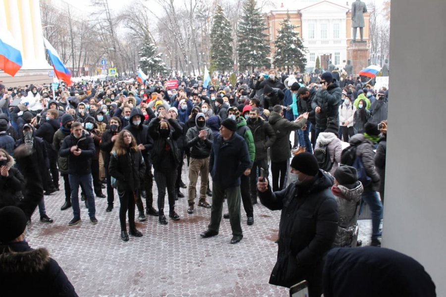 Митинг саратов сегодня. Митинг Саратов 2022. Митинг в Саратове. Митингующий возле Думы. Митинг за Навального в Саратове.