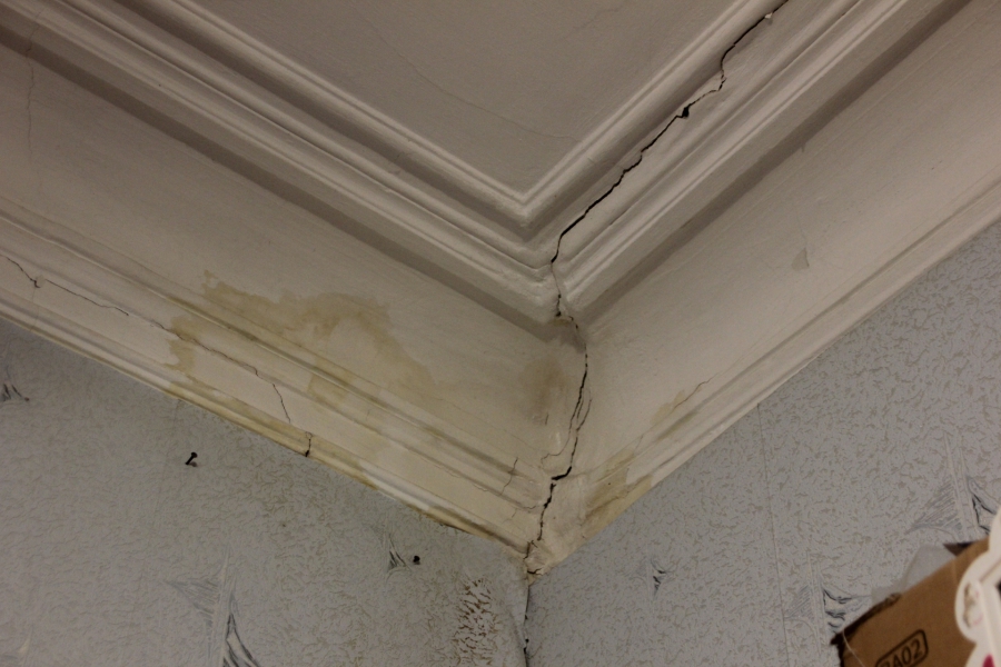 В Саратове жильцы дома вынуждены 2 года жить с обвалившейся крышей