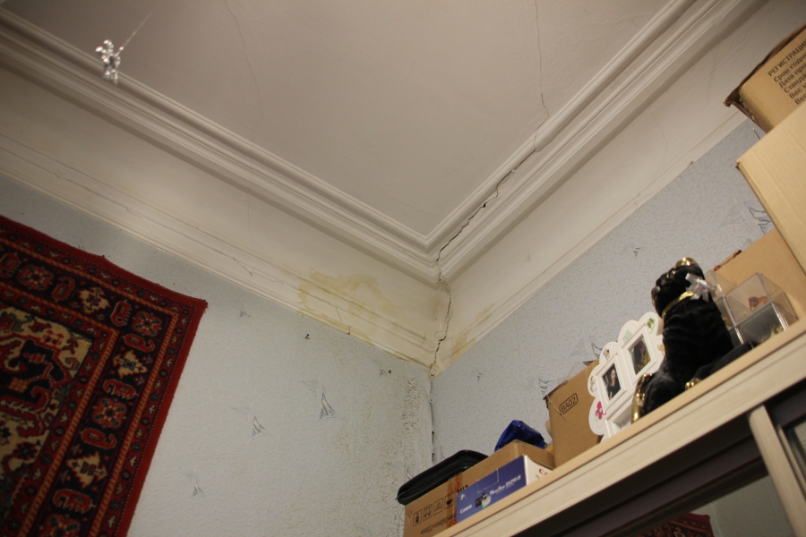 В Саратове жильцы дома вынуждены 2 года жить с обвалившейся крышей