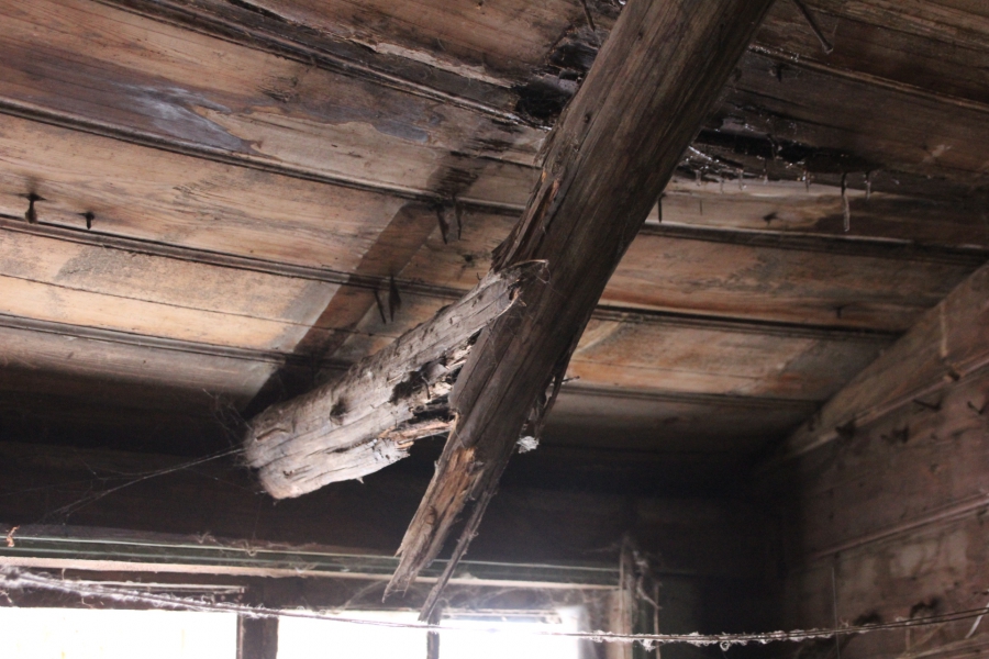 В Саратове жильцы дома вынуждены 2 года жить с обвалившейся крышей