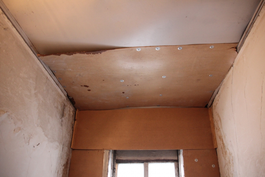 В Саратове жильцы дома вынуждены 2 года жить с обвалившейся крышей