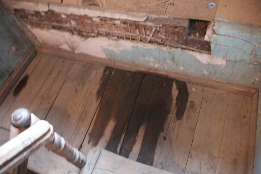 В Саратове жильцы дома вынуждены 2 года жить с обвалившейся крышей