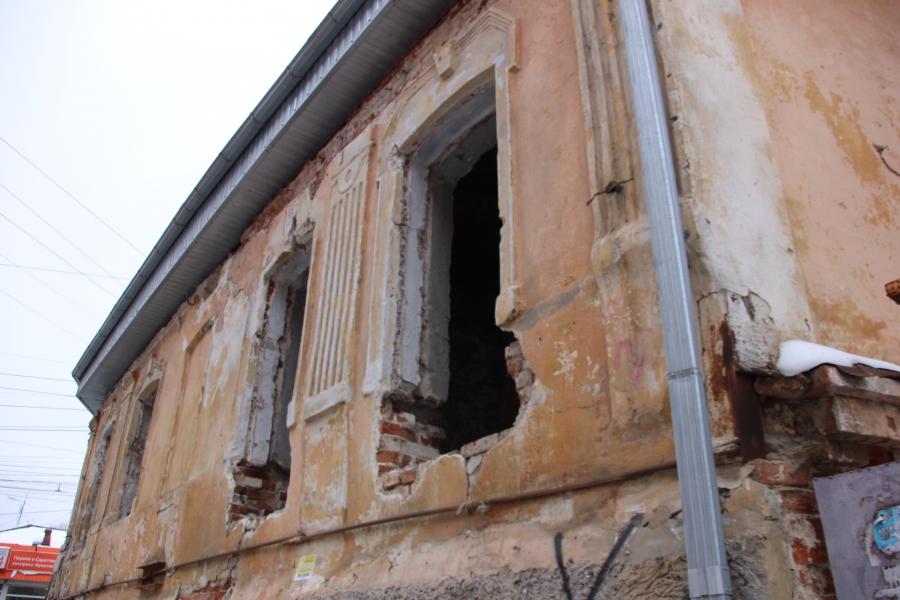 В Саратове жильцы дома вынуждены 2 года жить с обвалившейся крышей