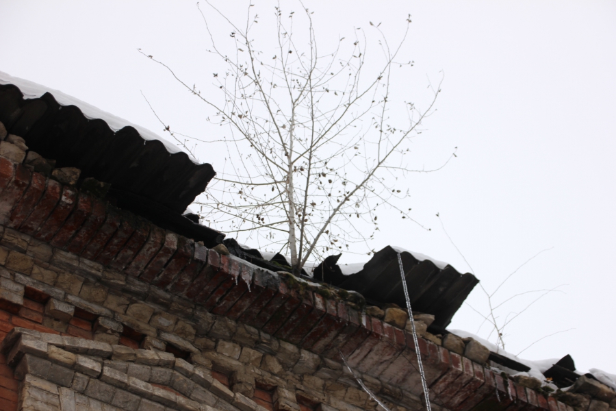 В Саратове жильцы дома вынуждены 2 года жить с обвалившейся крышей