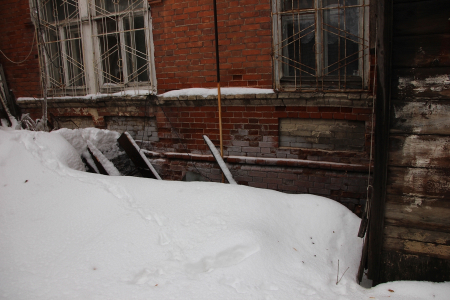 В Саратове жильцы дома вынуждены 2 года жить с обвалившейся крышей