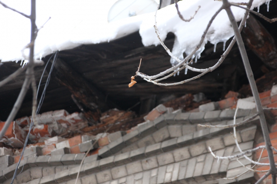 В Саратове жильцы дома вынуждены 2 года жить с обвалившейся крышей