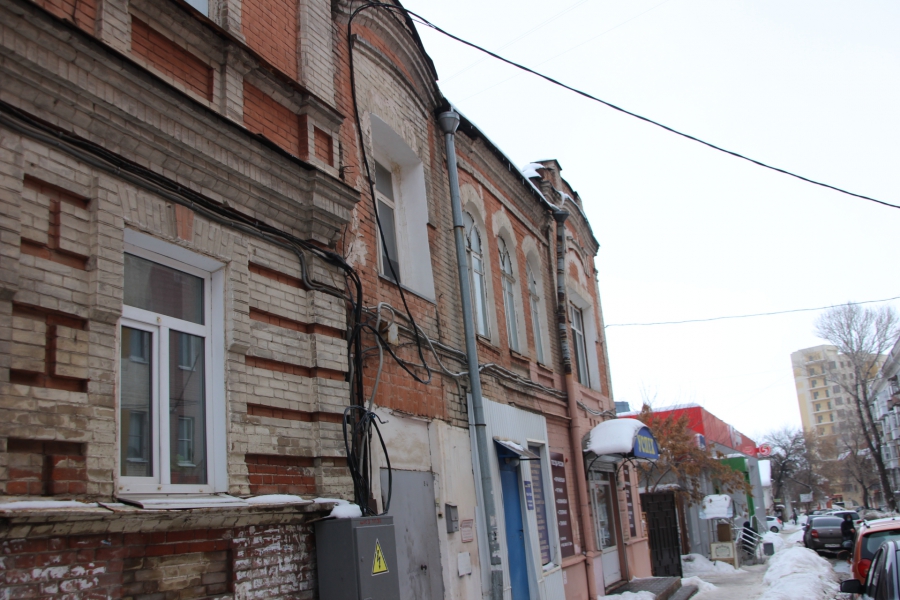 В Саратове жильцы дома вынуждены 2 года жить с обвалившейся крышей