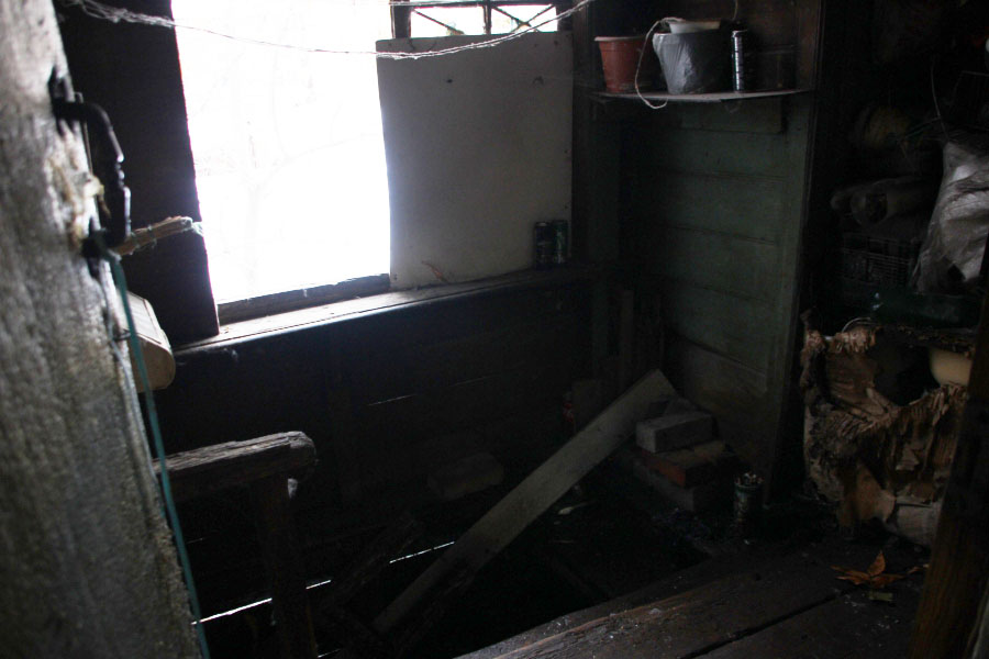 В Саратове жильцы дома вынуждены 2 года жить с обвалившейся крышей