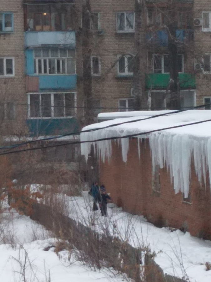 В Балакове очевидцы заметили гуляющих детей под сосульками-«убийцами»