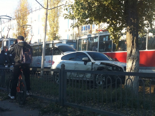 Проспект 50 лет Октября блокирован из-за двух ДТП