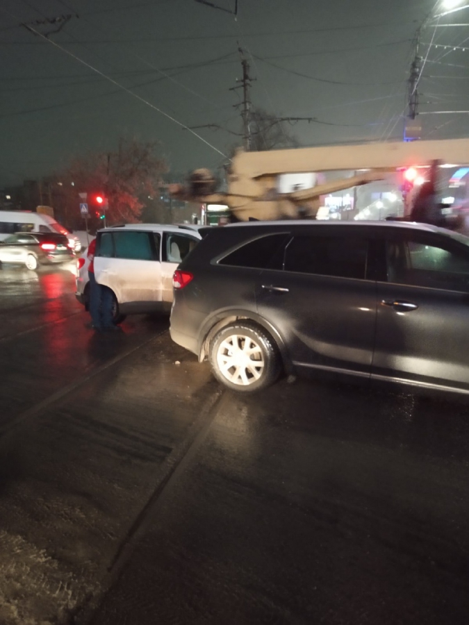 Трамваи маршрута №3 больше часа стоят на 1-й Дачной из-за ДТП