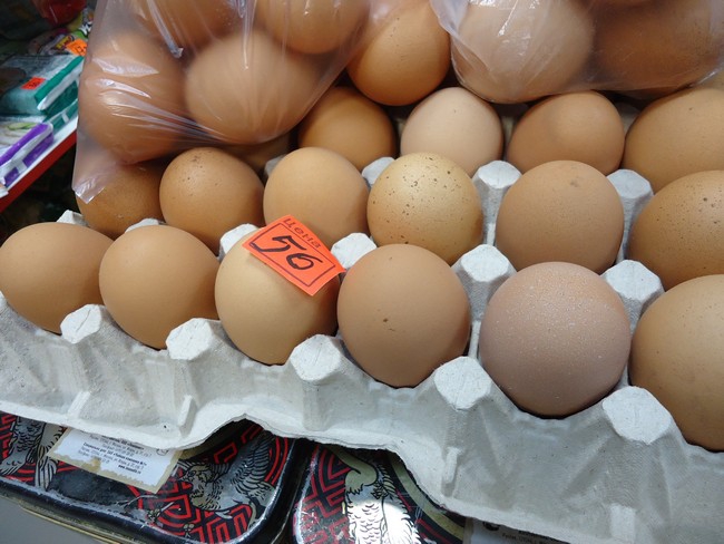 Сколько стоит яйцо сегодня. Американские куриные яйца. Яйцо куриное выкладка. Домашние яйца в магазине. Стоячие яйца.