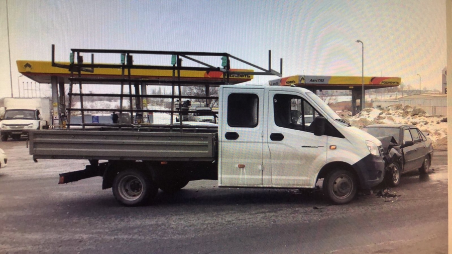 В Саратове два грузовика протаранили две «Нексии». Пострадали пассажиры
