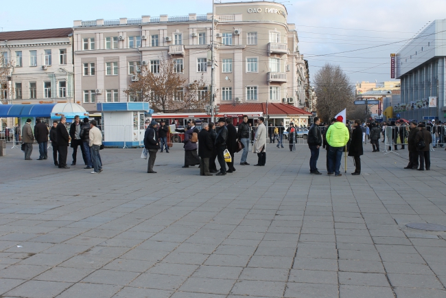 По проспекту Кирова прошла колонна не испугавшихся граждан