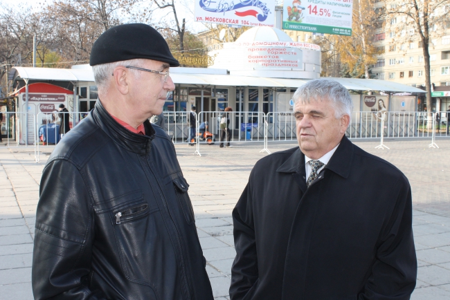 По проспекту Кирова прошла колонна не испугавшихся граждан