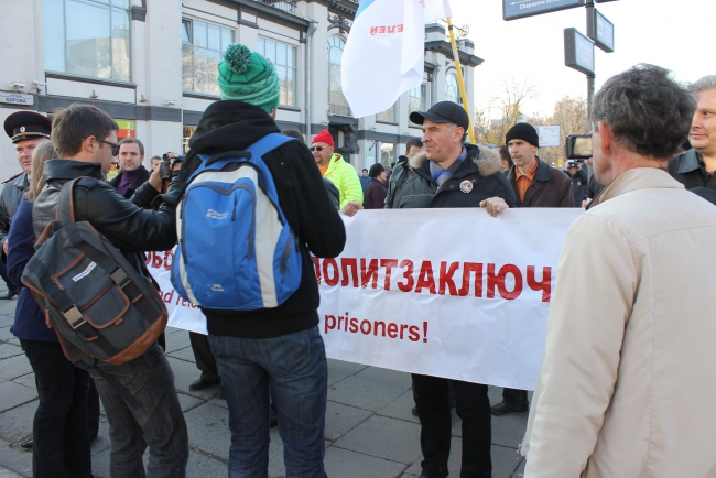 По проспекту Кирова прошла колонна не испугавшихся граждан