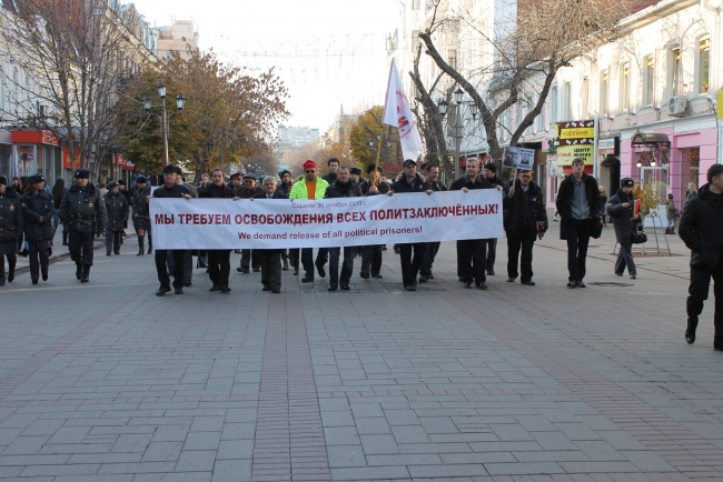 По проспекту Кирова прошла колонна не испугавшихся граждан