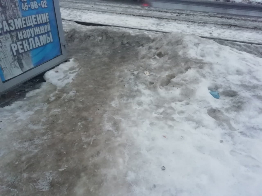 Жительница Саратова жалуется на «ледяную горку» на трамвайной остановке