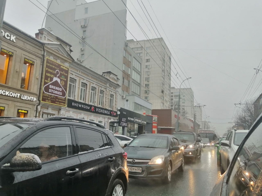 Центральная улица Саратова встала из-за троллейбусов и «раскорячившегося» автобуса-«гармошки»