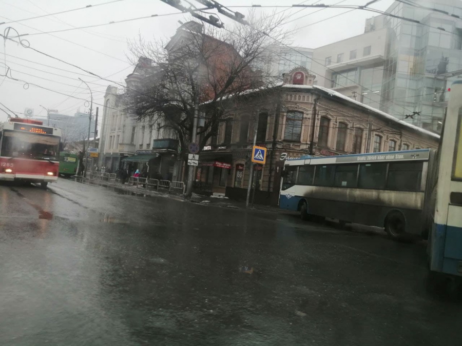 Центральная улица Саратова встала из-за троллейбусов и «раскорячившегося» автобуса-«гармошки»