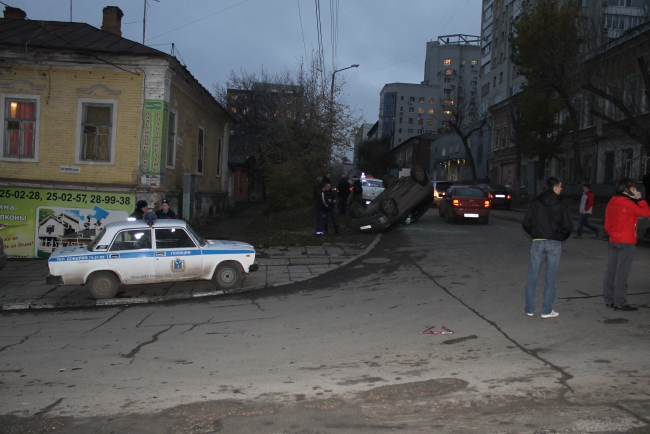 На Мичурина «семерка» перевернула внедорожник