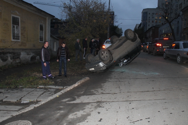 На Мичурина «семерка» перевернула внедорожник