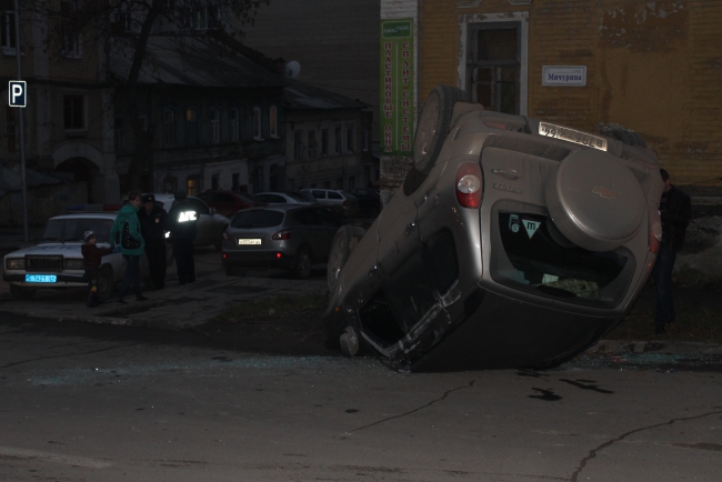На Мичурина «семерка» перевернула внедорожник