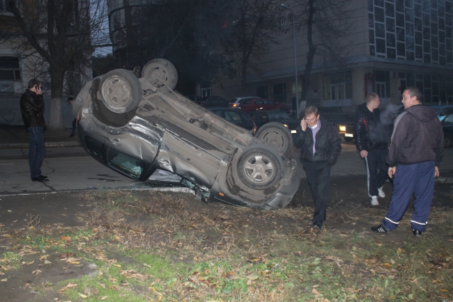 На Мичурина «семерка» перевернула внедорожник