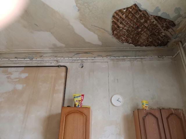 Саратовскую пятиэтажку до фундамента затопило из-за лопнувшей трубы отопления