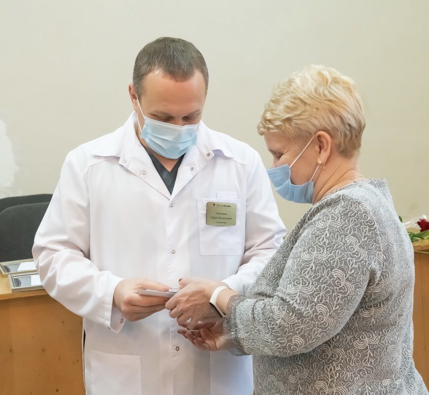 Сотрудникам 8-й городской больницы вручили награды регионального и российского Минздрава