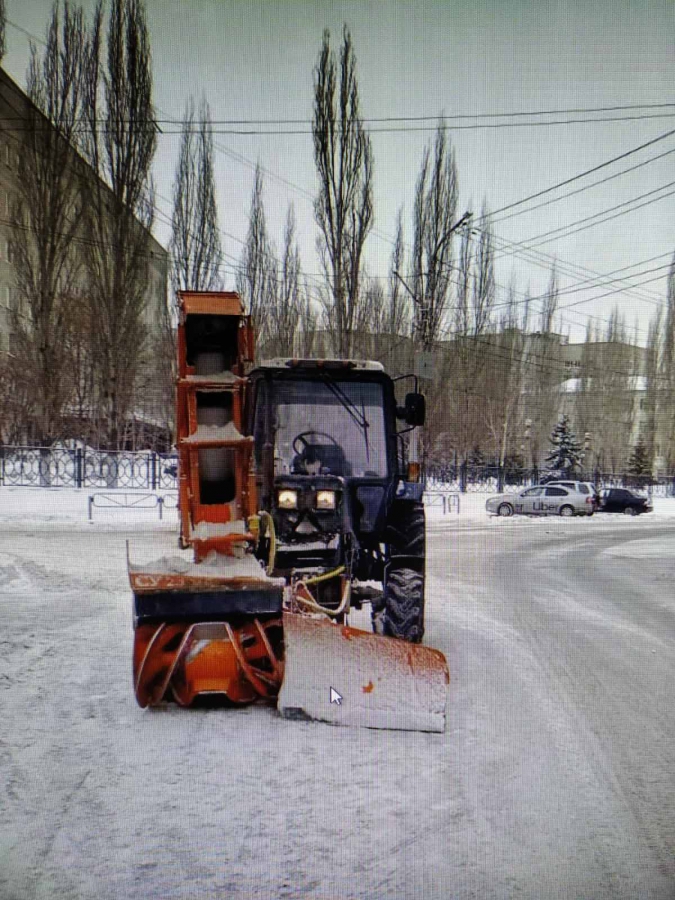 На Крымской трактор-снегоуборщик сбил пенсионера возле поликлиники