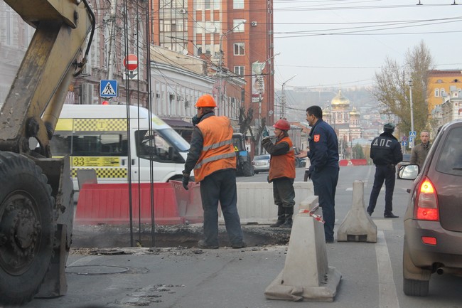 Ремонтные работы у здания правительства препятствуют движению транспорта