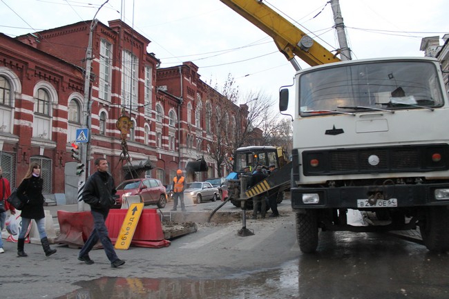 Ремонтные работы у здания правительства препятствуют движению транспорта