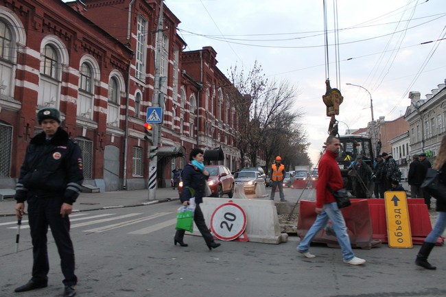 Ремонтные работы у здания правительства препятствуют движению транспорта