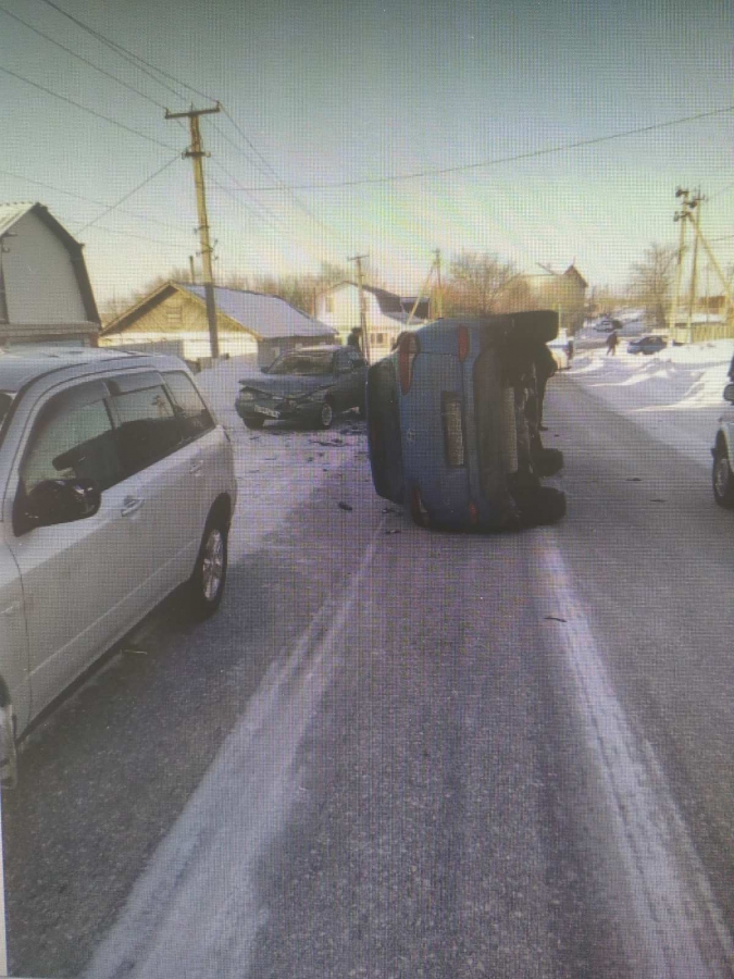 В Озинках водитель опрокинул кроссовер и спровоцировал массовую аварию