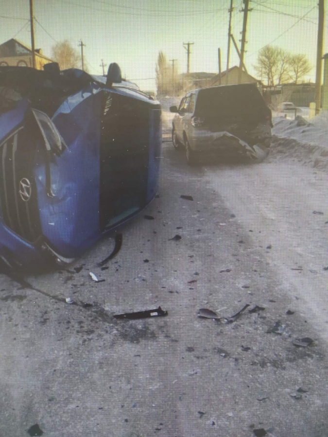 В Озинках водитель опрокинул кроссовер и спровоцировал массовую аварию